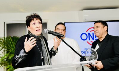 La Cantante Sophy Se Dirige A Los Presentes Tras Recibir El Reconocimiento