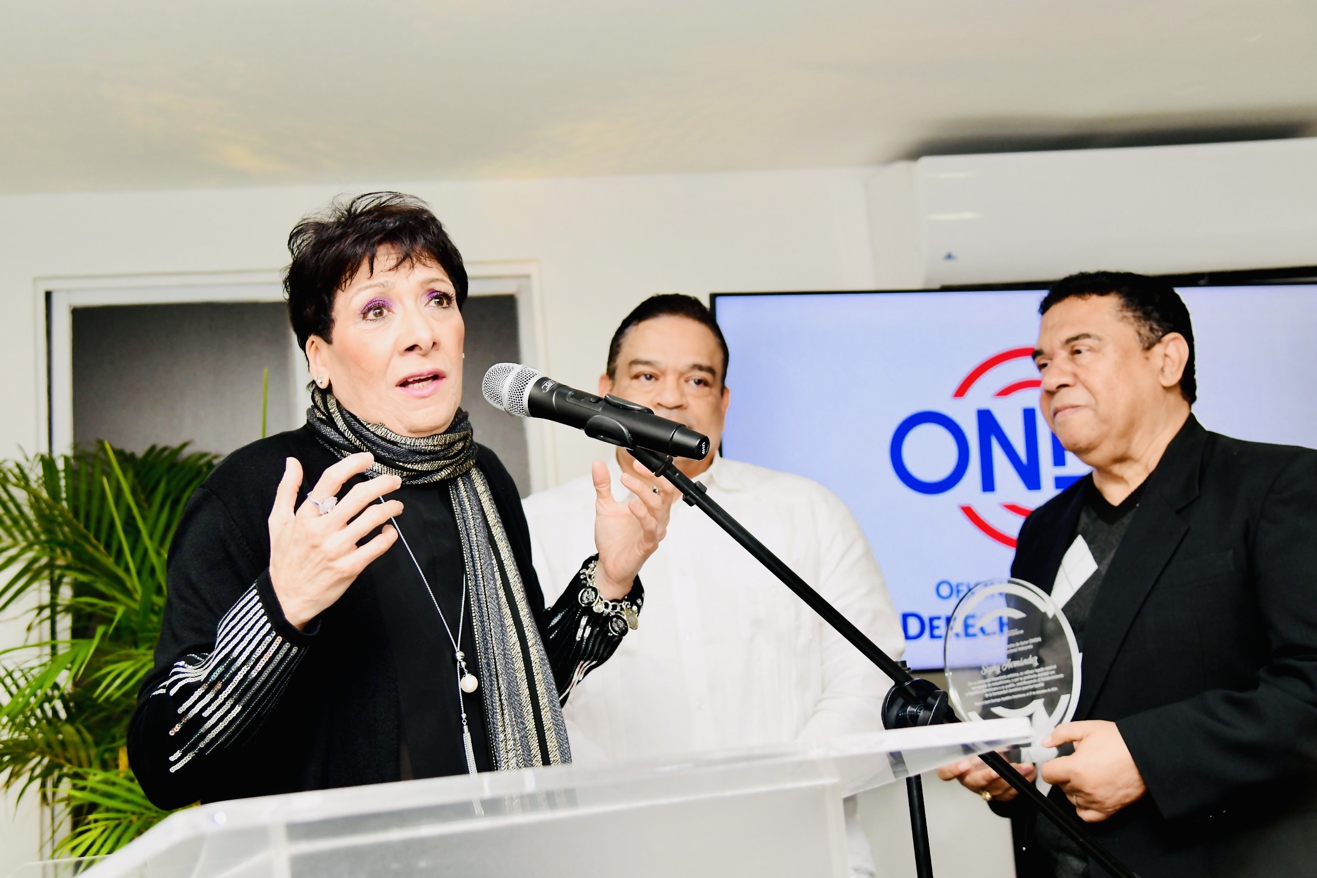 La Cantante Sophy Se Dirige A Los Presentes Tras Recibir El Reconocimiento