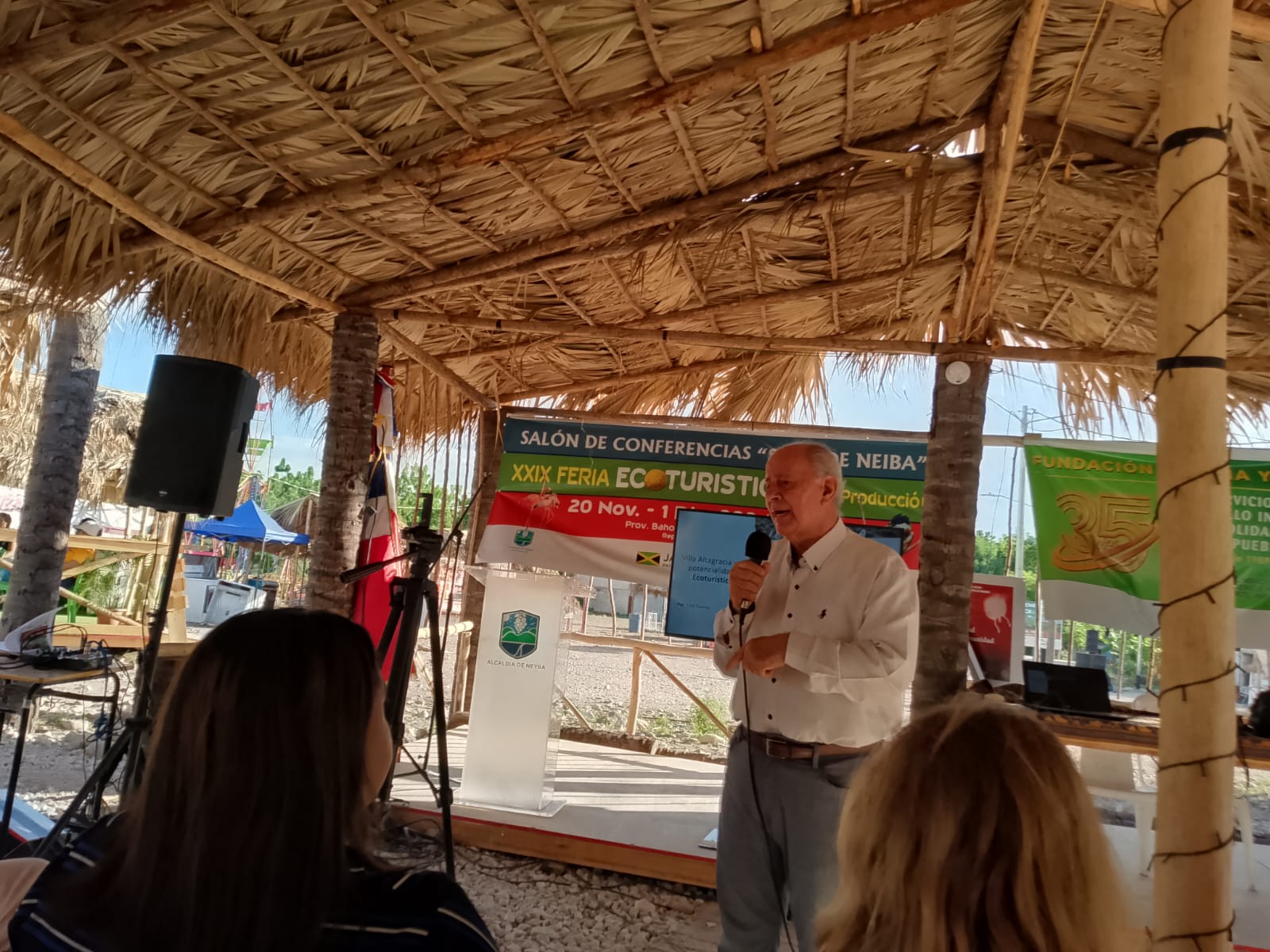Foto 1 El Presidente Fundador De La Fundacion Ciencia Y Arte Jose Serulle Ramia Habla En Una De Las Actividades De La Feria
