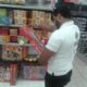 Foto Momento En Que Inspector De Pro Consumidor Vigila Ofertas De Juguetes Con Motivo Al Dia De Reyes