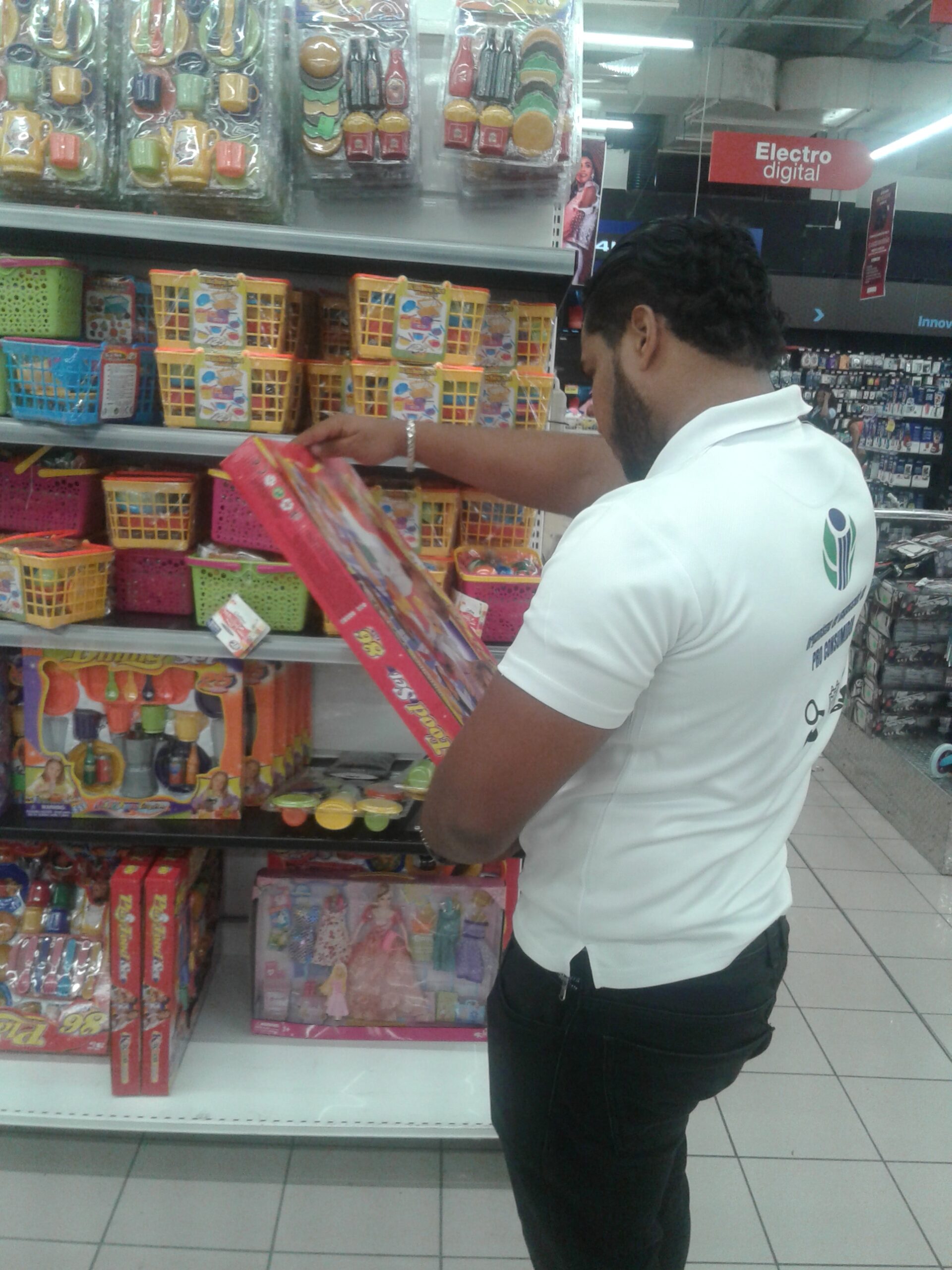 Foto Momento En Que Inspector De Pro Consumidor Vigila Ofertas De Juguetes Con Motivo Al Dia De Reyes Scaled
