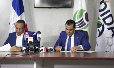 Foto El Director Ejecutivo De Pro Consumidor Eddy Alcantara Y El Director De La DIDA Elias Baez En El Momento Que Firman El Convenio.