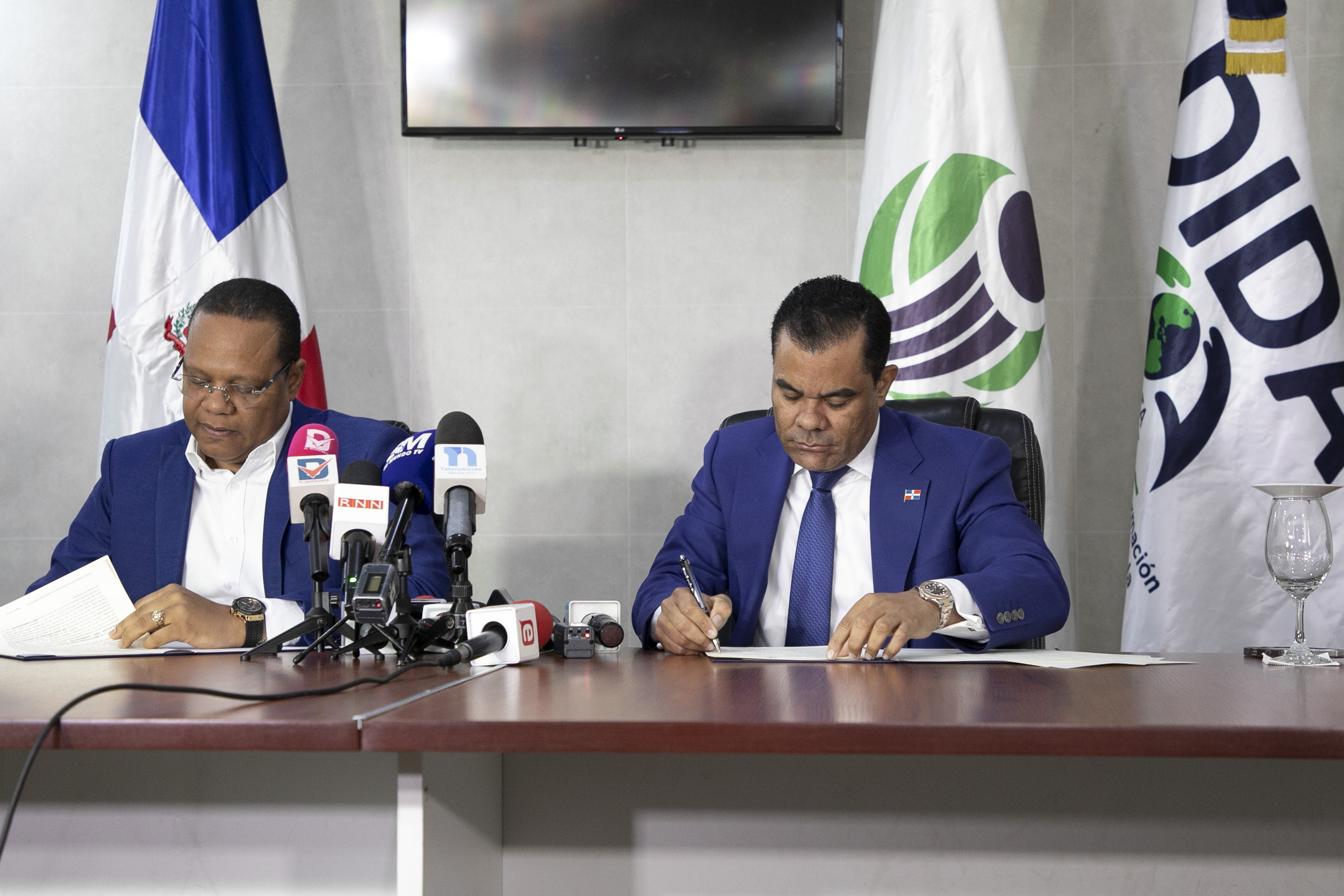 Foto El Director Ejecutivo De Pro Consumidor Eddy Alcantara Y El Director De La DIDA Elias Baez En El Momento Que Firman El Convenio.