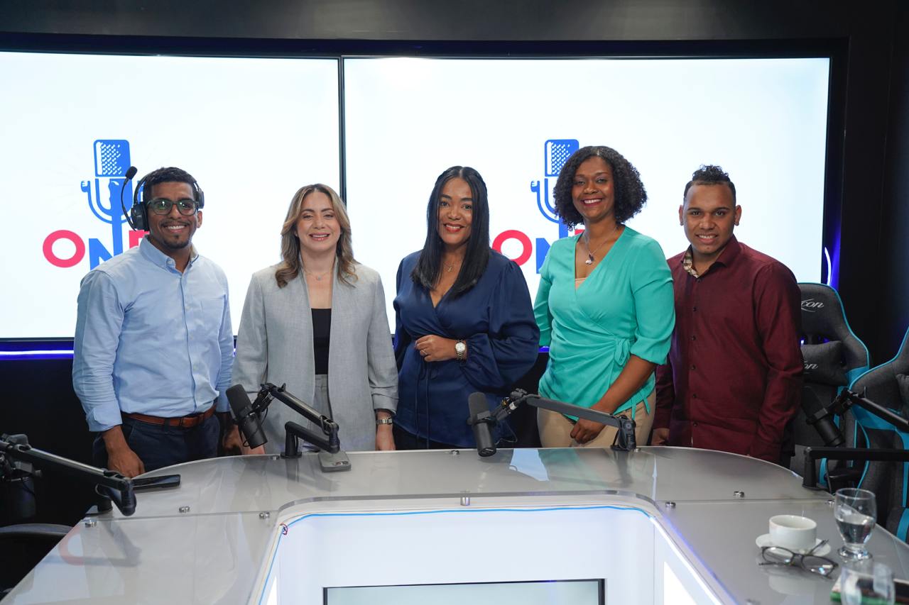 Parte Del Equipo De La Direccion De Comunicacion De Superate Y Gloria Reyes En El Programa Radial Onda Superaate