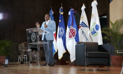 Foto El Director Ejecutivo De Pro Consumidor Eddy Alcantara Habla En La Conferencia Sobre Derechos Del Consumidor En El Reciento De La UASD En San Juan De La Maguana