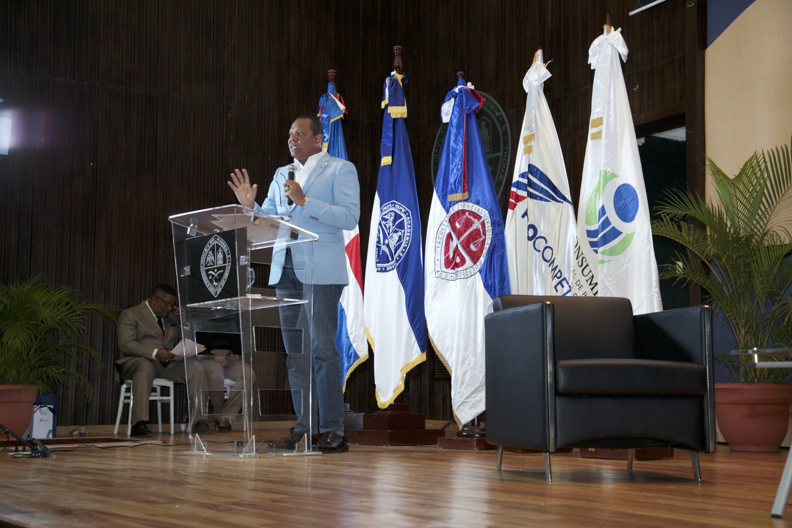 Foto El Director Ejecutivo De Pro Consumidor Eddy Alcantara Habla En La Conferencia Sobre Derechos Del Consumidor En El Reciento De La UASD En San Juan De La Maguana Scaled