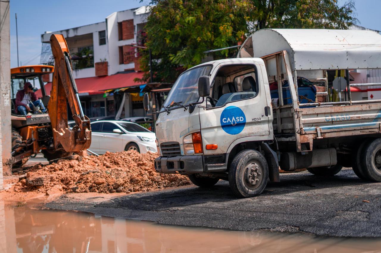 Brigadas De La CAASD Trabajando Para Solucionar Una Averia 4