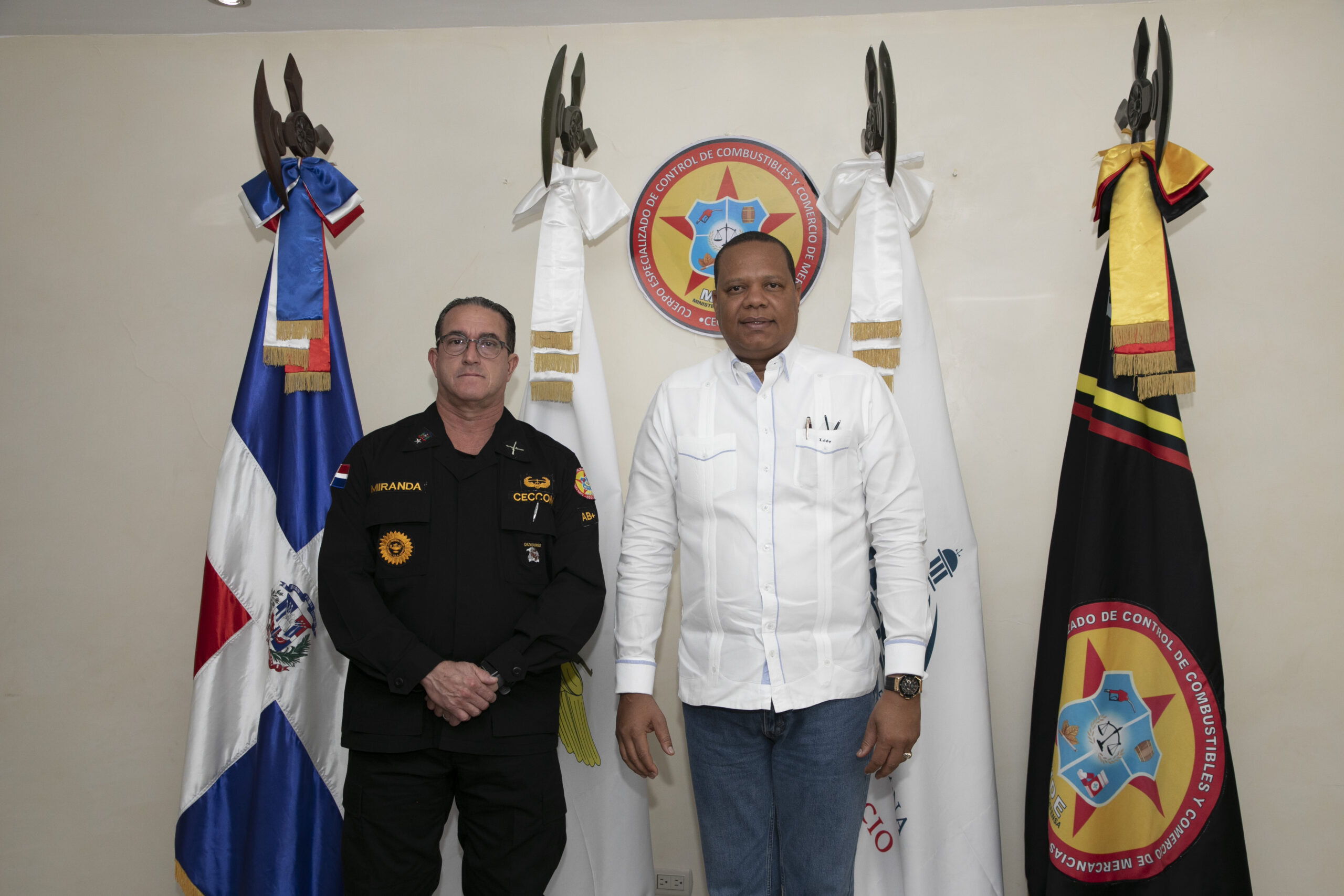 Foto 1 Director Ejecutivo De Pro Consumidor Eddy Alcantara Junto Al Director Del CECCOM General De Brigada Cesar Miranda Manon ERD Scaled