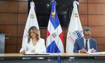 Gloria Reyes Directora General De Superate Y Eddy Olivares Ministro De Trabajo Durante La Firma De Acuerdo Interinstitucional