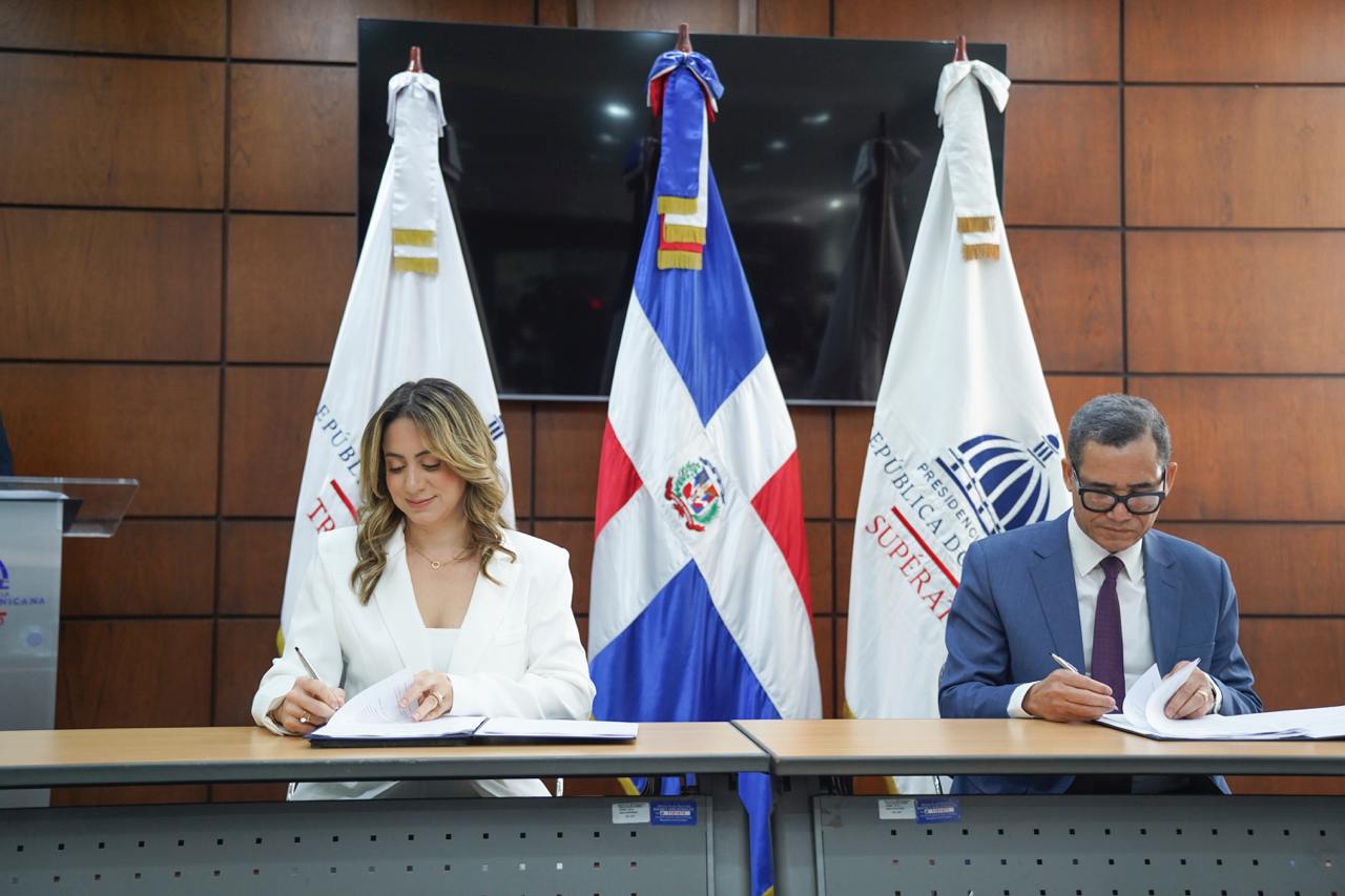 Gloria Reyes Directora General De Superate Y Eddy Olivares Ministro De Trabajo Durante La Firma De Acuerdo Interinstitucional