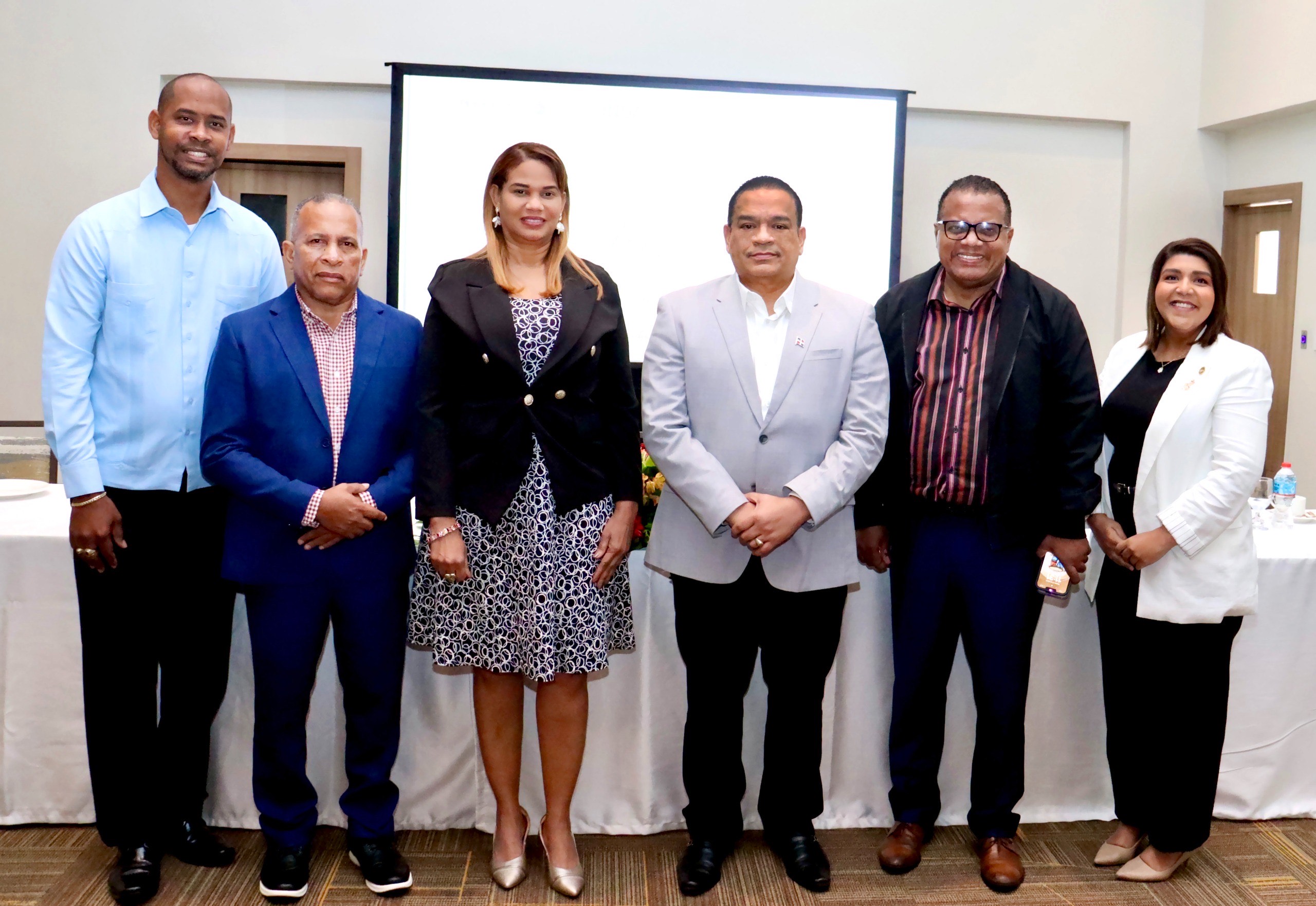 La Gobernadora De La Romana Ivelisse Mercedes Mendez Y El Director De La ONDA Jose Ruben Gonell Cosme. Junto A Representantes De Las Sociedades De Gestion Colectiva