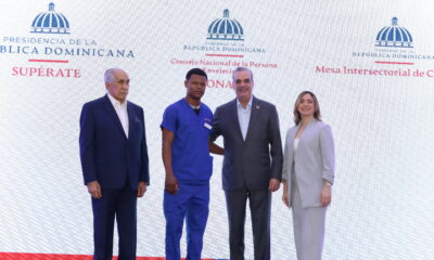 Presidente Luis Abinader Gloria Reyes Y El Director General De Conape Jose Garcia Ramirez Junto A Uno De Los Hombres Que Recibieron La Certificacion Oficial Como Persona Cuidadora