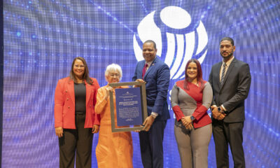 Titular De La Direccion General De Etica Gubernamental Milagros Ortiz Bosch Entrega Placa De Reconocimiento Al Director Ejecutivo De Pro Consumidor Eddy Alcantara