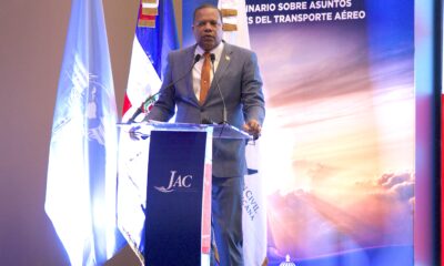 Foto 1 El Director Ejecutivo De Pro Consumidor Eddy Alcantara Habla En El Seminario Sobre Asuntos Legales Del Transporte Aereo Organizado Por La JAC.