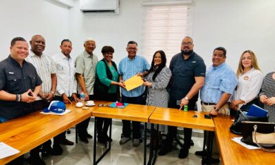 Sarah Hernandez Junto A Miembros De Adompretur