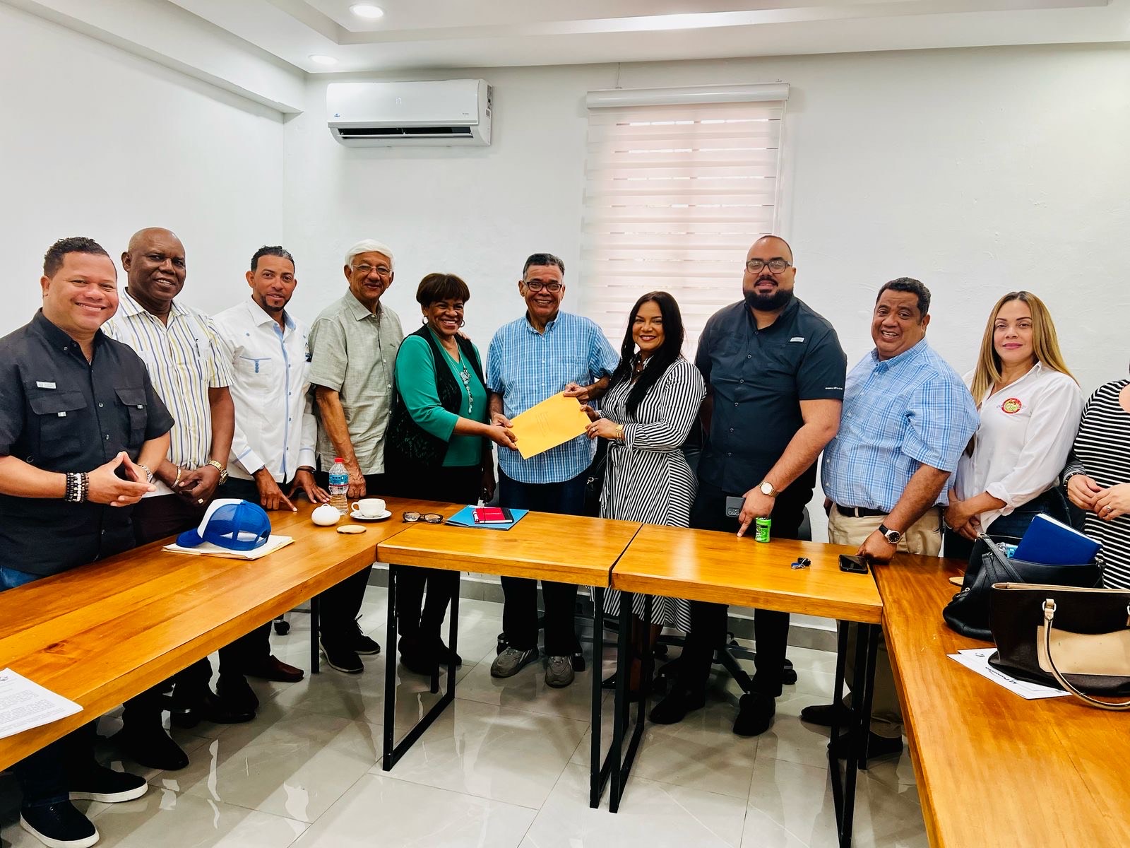 Sarah Hernandez Junto A Miembros De Adompretur