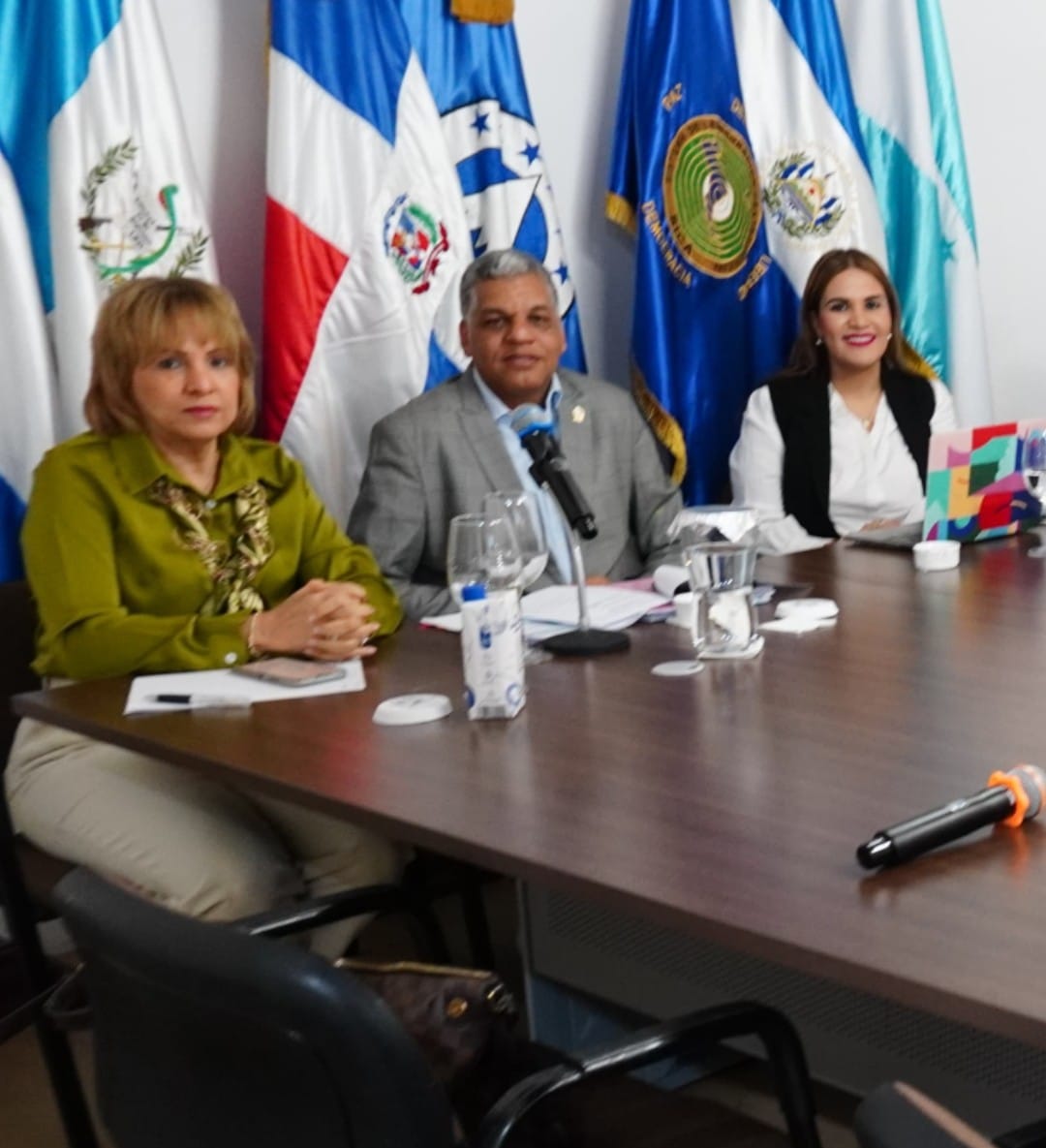 Foto El Vicepresidente Del PARLACEN Ramon Emilio Goris Junto A Las Diputadas Michelle Ortiz Y Margarita Pimentel.