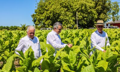 1. FOTO PRINCIPAL IVAN HERNANDEZ JUNTO AL EQUIPO DEL INTABACO