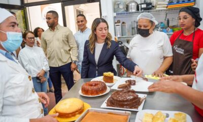 Directora General De Superate Gloria Reyes Conversa Con Facilitadores Y Estudiantes De Reposteria En CSCS 16 De Agosto Santiago