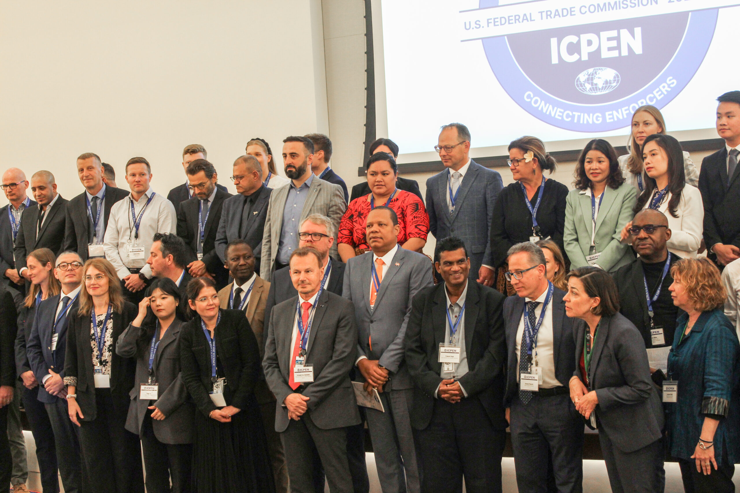 Foto WASHINGTON EE.UU . El Director Ejecutivo De Pro Consumidor Y Presidente Del ICPEN Eddy Alcantara Centro Junto A Homologos De Paises De Los Cinco Continentes Reunidos En Esta Capital Scaled