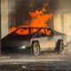 Zzzzzzzzzzzzzzzzzz Incendian Tesla Cybertruck En Manhattan Al Lanzarle Molotov
