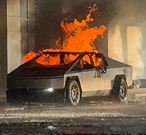 Zzzzzzzzzzzzzzzzzz Incendian Tesla Cybertruck En Manhattan Al Lanzarle Molotov