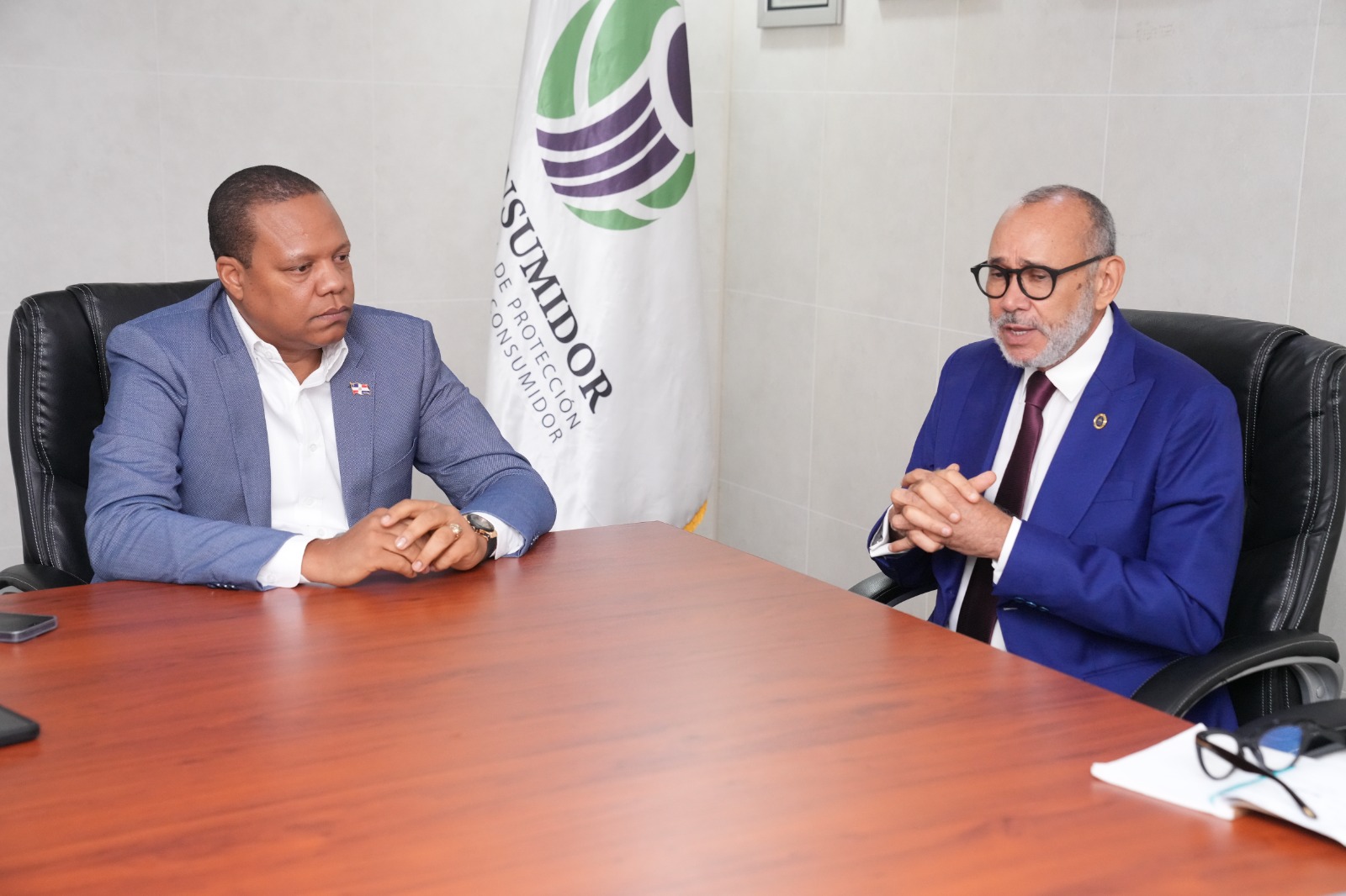 El Director Ejecutivo De Pro Consumidor Eddy Alcantara Y El Titular Del INABIE Victor Castro En La Reunion Que Sostuvieron Para El Acuerdo Interinstitucional. 1