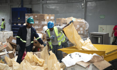 Foto2 El Director Ejecutivo De Pro Consumidor Eddy Alcantara Junto A Funcionarios E Inspectores De La Entidad Supervisan El Proceso De Destruccion De Productos No Aptos Para El Consumo