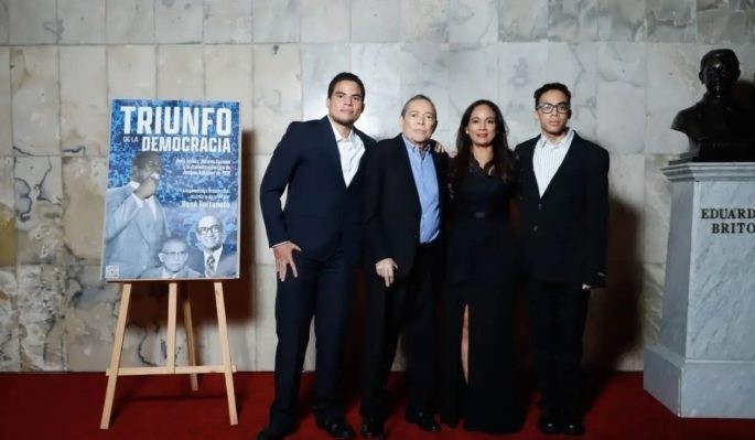 DOCUMENTAL. Rene Fortunato Junto A Sus Hijos Diego Y Rene Alejandro Y Su Esposa Matty Vasquez