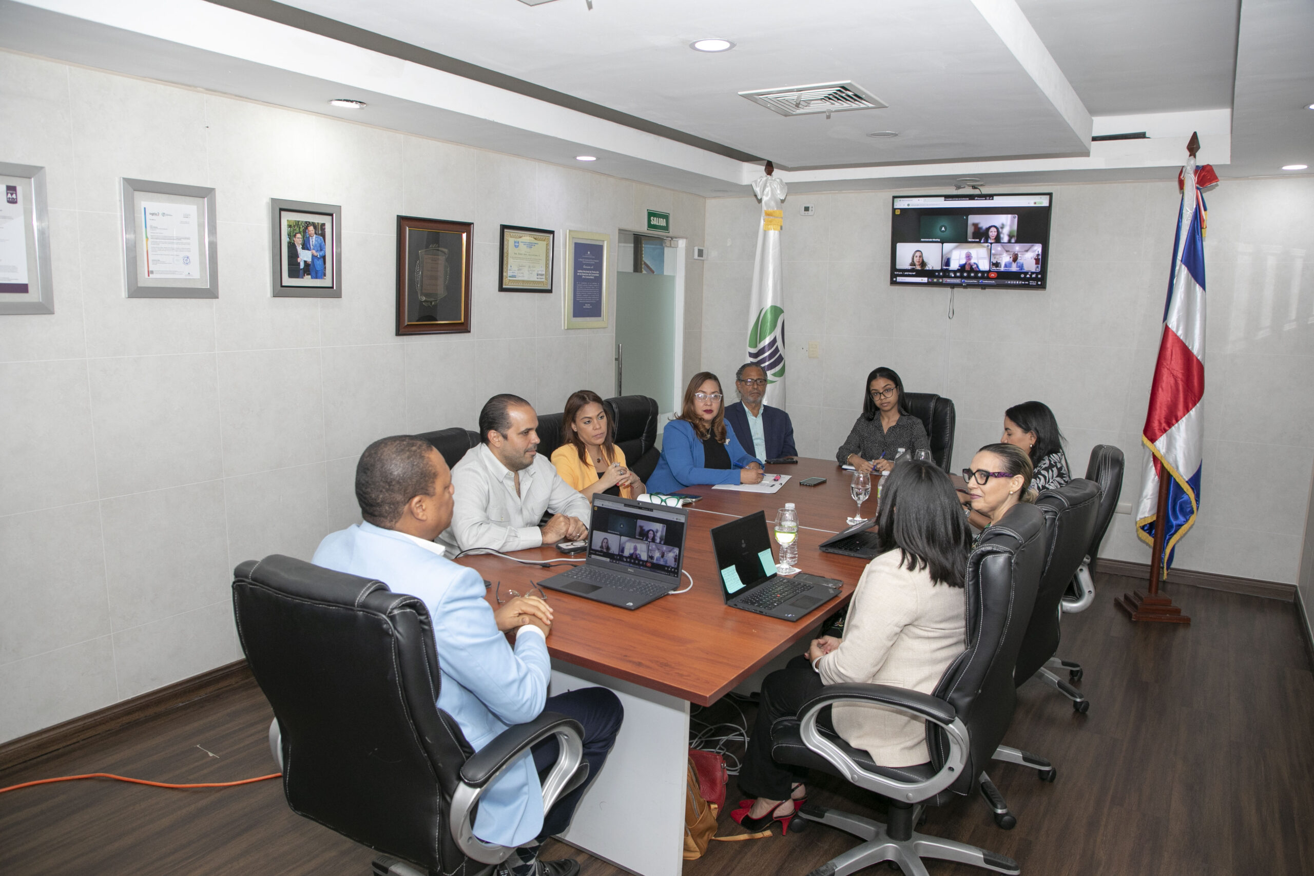 El Director Ejecutivo De Pro Consumidor Eddy Alcantara Y El Director De Digemaps Leandro Villanueva En La Reunion Que Sostuvieron Con Ejecutivos De La Empresa Colgate Palmolive Scaled