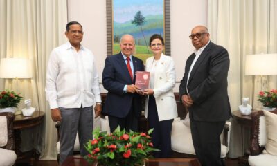 Foto La Vicepresidenta Raquel Pena Recibe Un Ejemplar Del Libro Capital Y Humanidad De La Autoria De Los Economistas Doctores Jacqueline Boin Y Jose Serulle Ramia. 