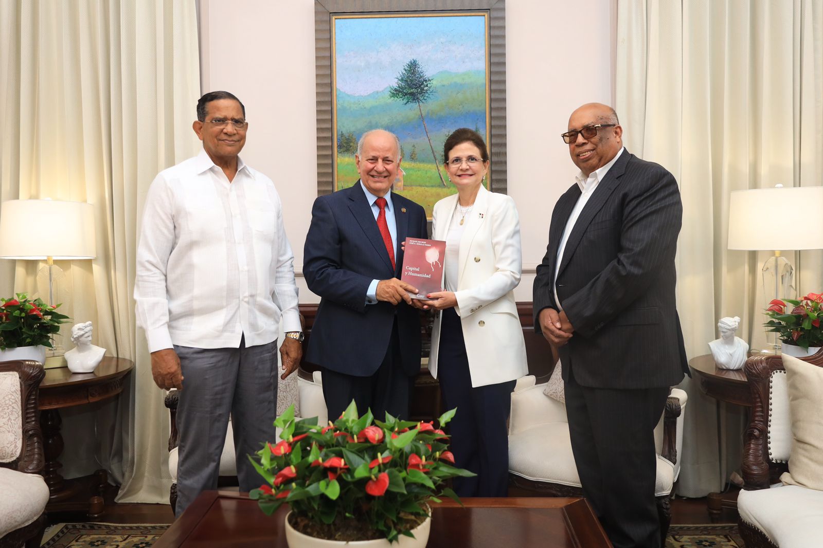 Foto La Vicepresidenta Raquel Pena Recibe Un Ejemplar Del Libro Capital Y Humanidad De La Autoria De Los Economistas Doctores Jacqueline Boin Y Jose Serulle Ramia.