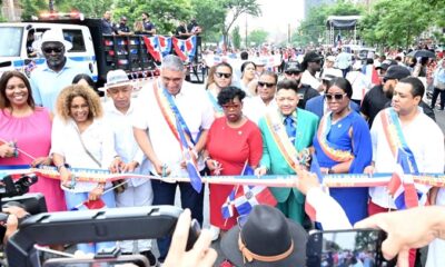 Zzzzzzzzzzzzzzzzzzzzzzzz Miles Participan En El 36.o Aniversario De La Gran Parada Dominicana Del Bronx