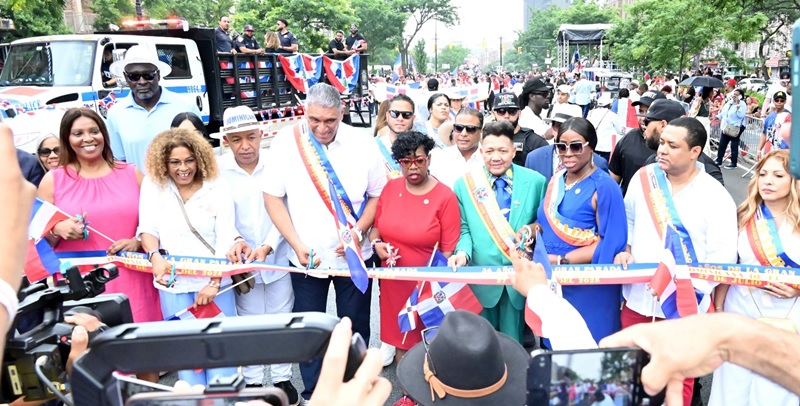Zzzzzzzzzzzzzzzzzzzzzzzz Miles Participan En El 36.o Aniversario De La Gran Parada Dominicana Del Bronx