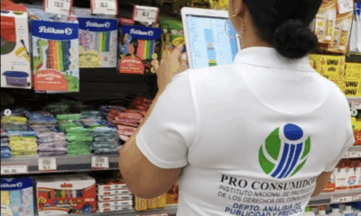 Foto1 Una Analista De Publicidad Y Precios De Pro Consumidor Verifica Las Ofertas Que Hacen Los Comercios De Utiles Escolares