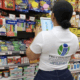 Foto1 Una Analista De Publicidad Y Precios De Pro Consumidor Verifica Las Ofertas Que Hacen Los Comercios De Utiles Escolares