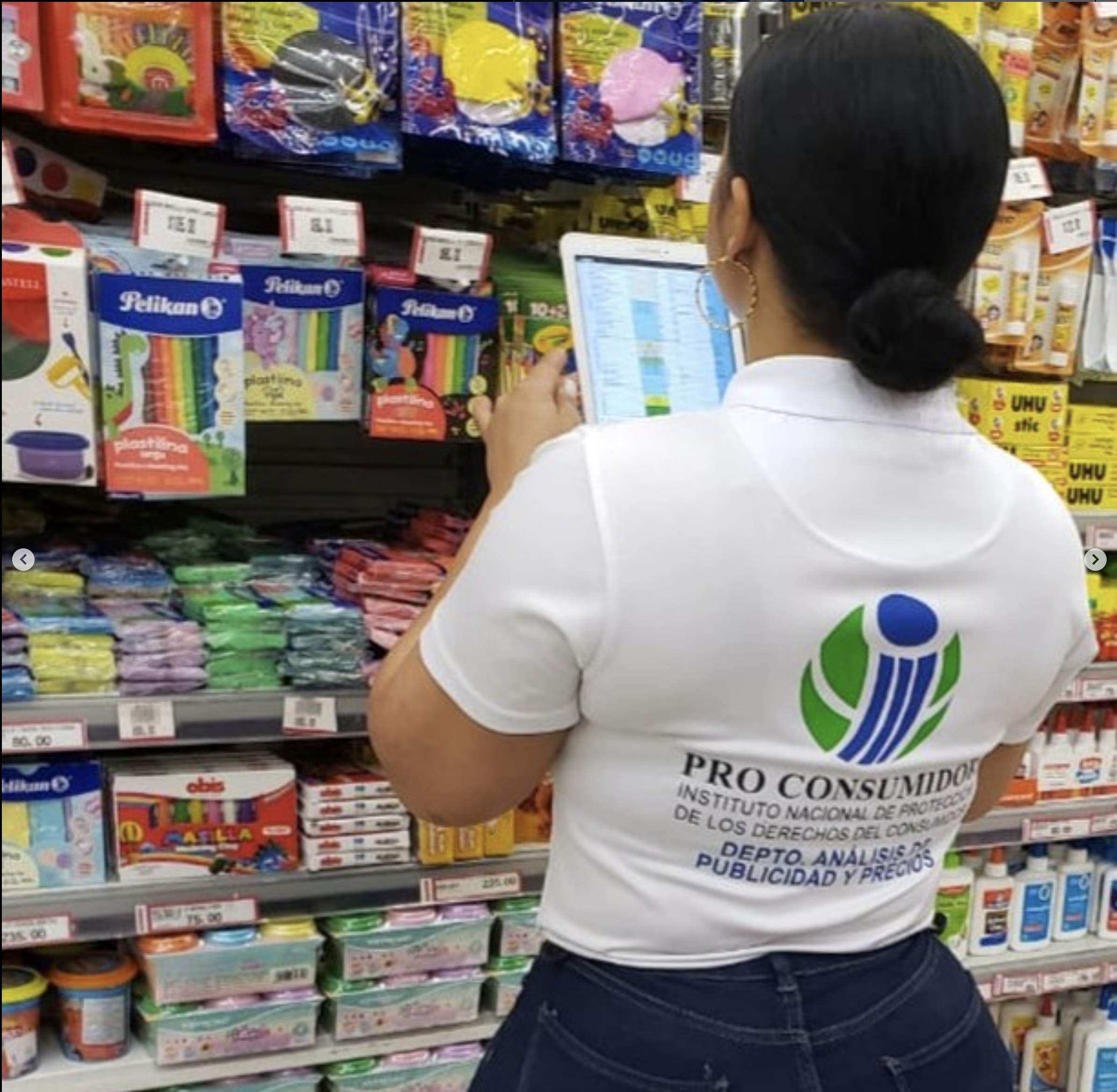 Foto1 Una Analista De Publicidad Y Precios De Pro Consumidor Verifica Las Ofertas Que Hacen Los Comercios De Utiles Escolares