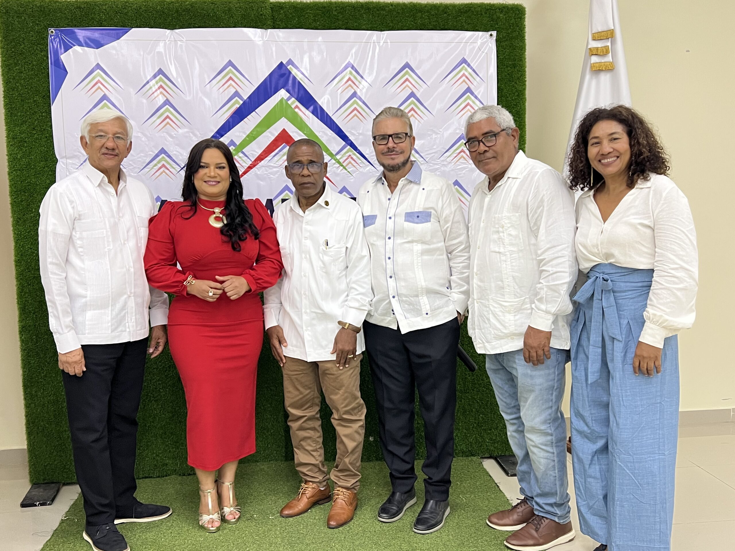 La Nueva Presidenta De Adompretur Acompanada De Ex Presidentes Del Gremio Osvaldo Soriano Y Luis Ose Chavez Y Directivo De La Filial MTS Scaled