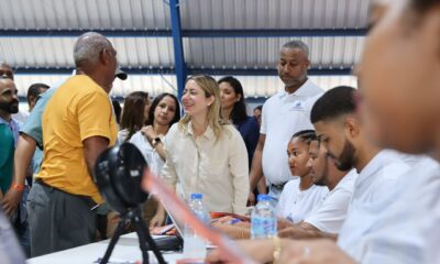 Directora General De La Direccion De Desarrollo Social Superate Gloria Reyes Conversa Con Uno De Los Beneficiarios Del Programa Gubernamental De Proteccion Social
