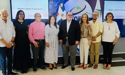 La Presidenta De Adompretur Junto A Los Expositores Y Pasados Presidentes De La Entidad