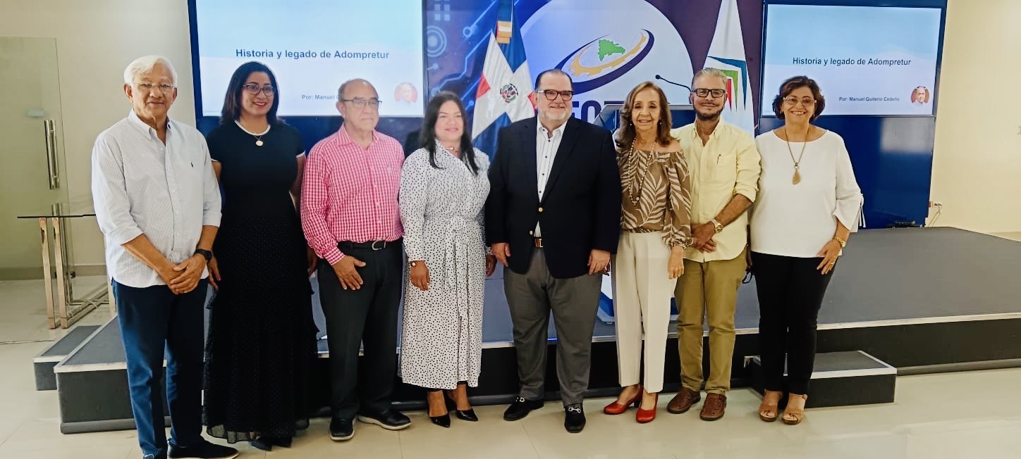 La Presidenta De Adompretur Junto A Los Expositores Y Pasados Presidentes De La Entidad