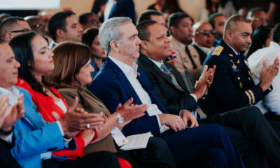 Foto 1 El Presidente Luis Abinader Junto Al Director De Pro Consumidor Eddy Alcantara. 