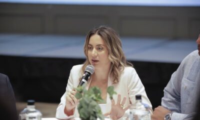 Gloria Reyes DDSS Respondiendo Preguntas De La Prensa Durante El Evento