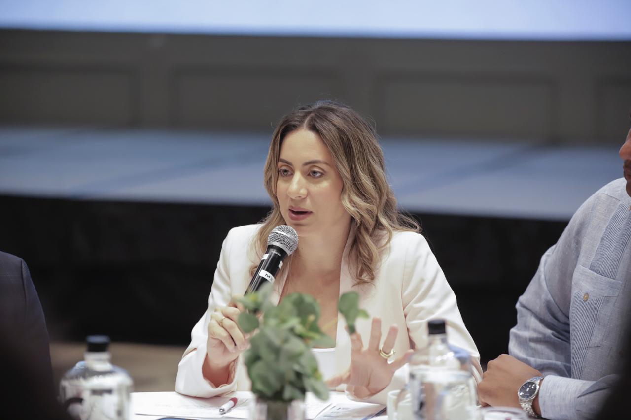 Gloria Reyes DDSS Respondiendo Preguntas De La Prensa Durante El Evento