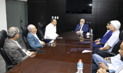 Momento De La Reunion Del Director De Pro Consumidor Eddy Alcantara Con El Presidente De La LIDOM Vitelio Mejia Y Representantes De Equipos De Beisbol