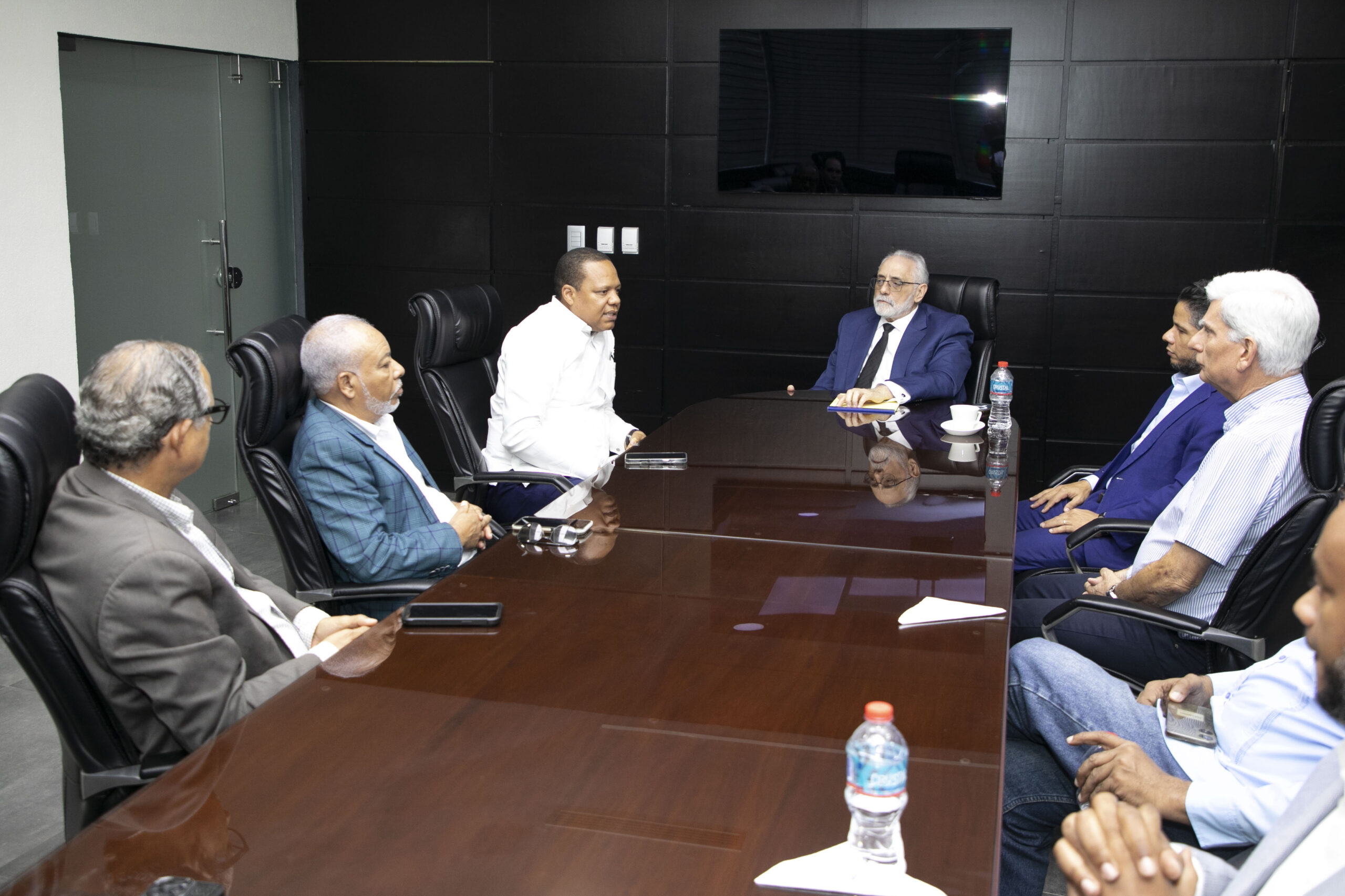 Momento De La Reunion Del Director De Pro Consumidor Eddy Alcantara Con El Presidente De La LIDOM Vitelio Mejia Y Representantes De Equipos De Beisbol Scaled