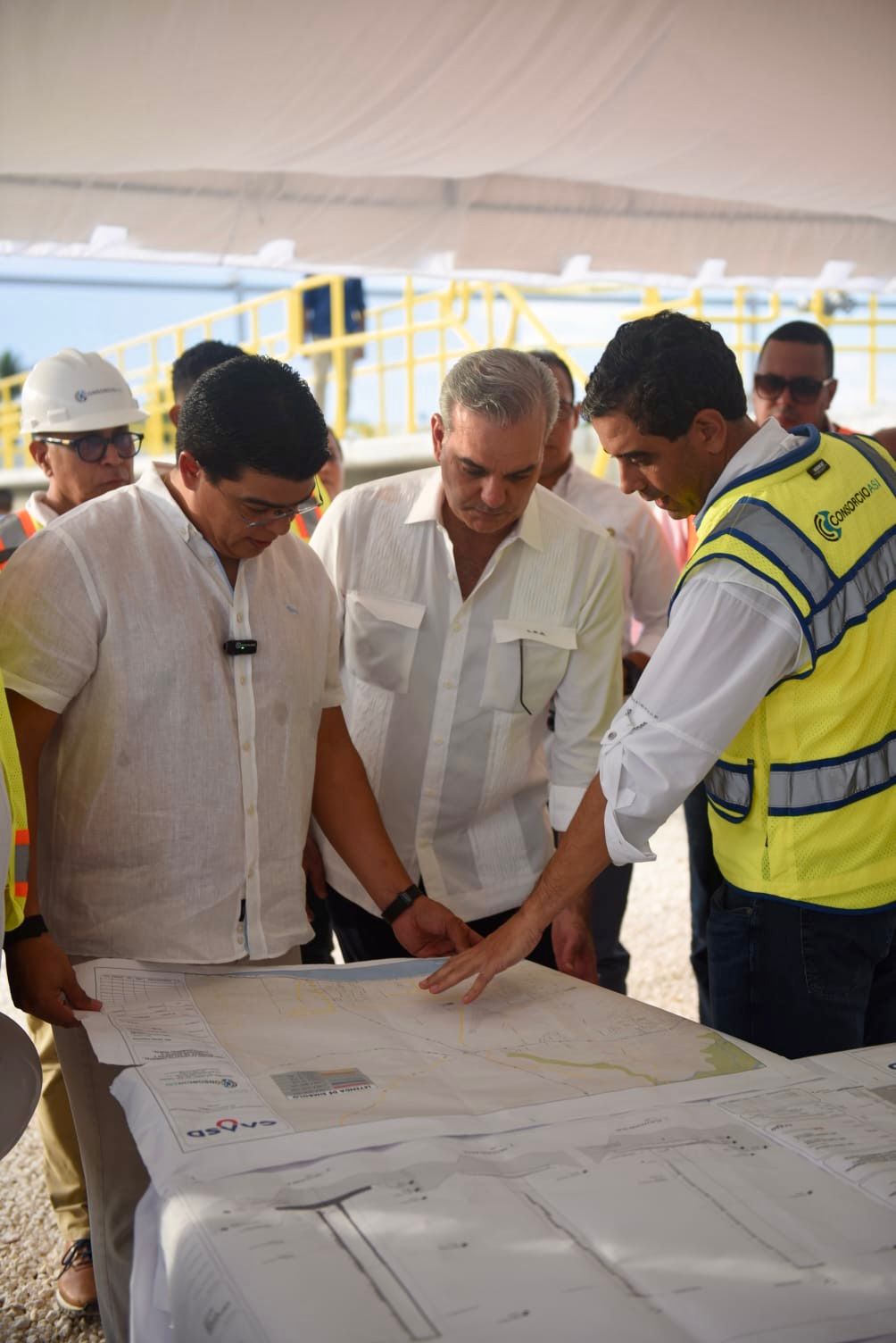 Presidente Luis Abinader Junto Al Director De La CAASD