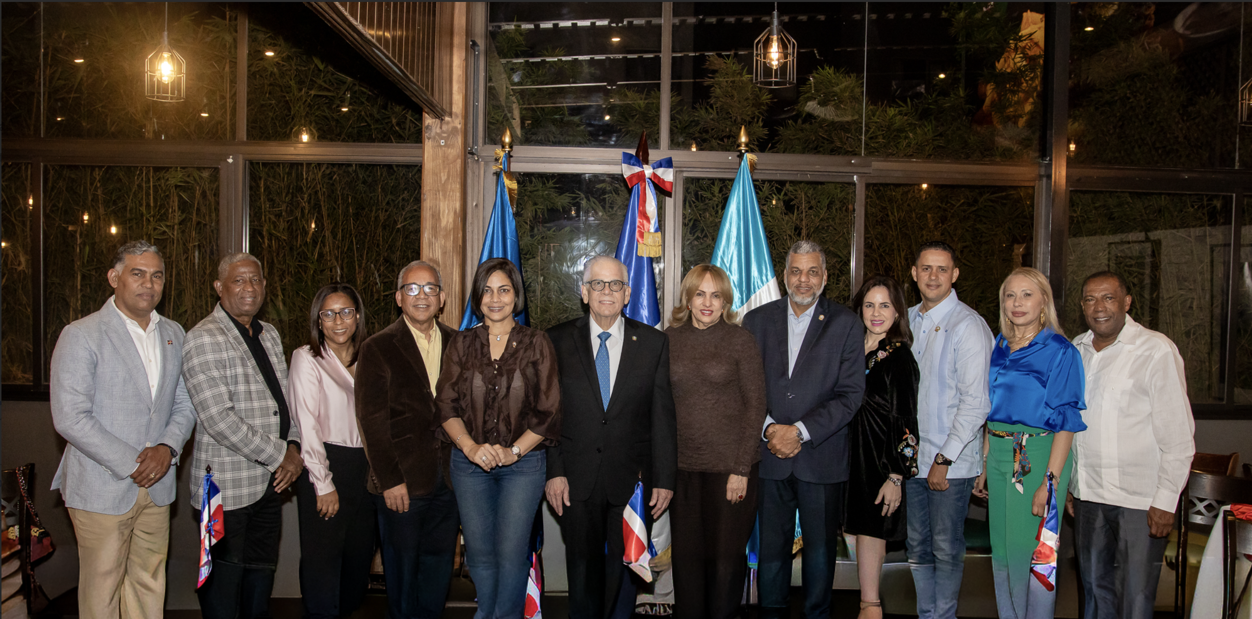 Foto 1 El Embajador Ricardo Tomas Polanco Junto Al Vicepresidente Del PARLACEN Ramon Emilio Goris Y Otros Parlamentarios.