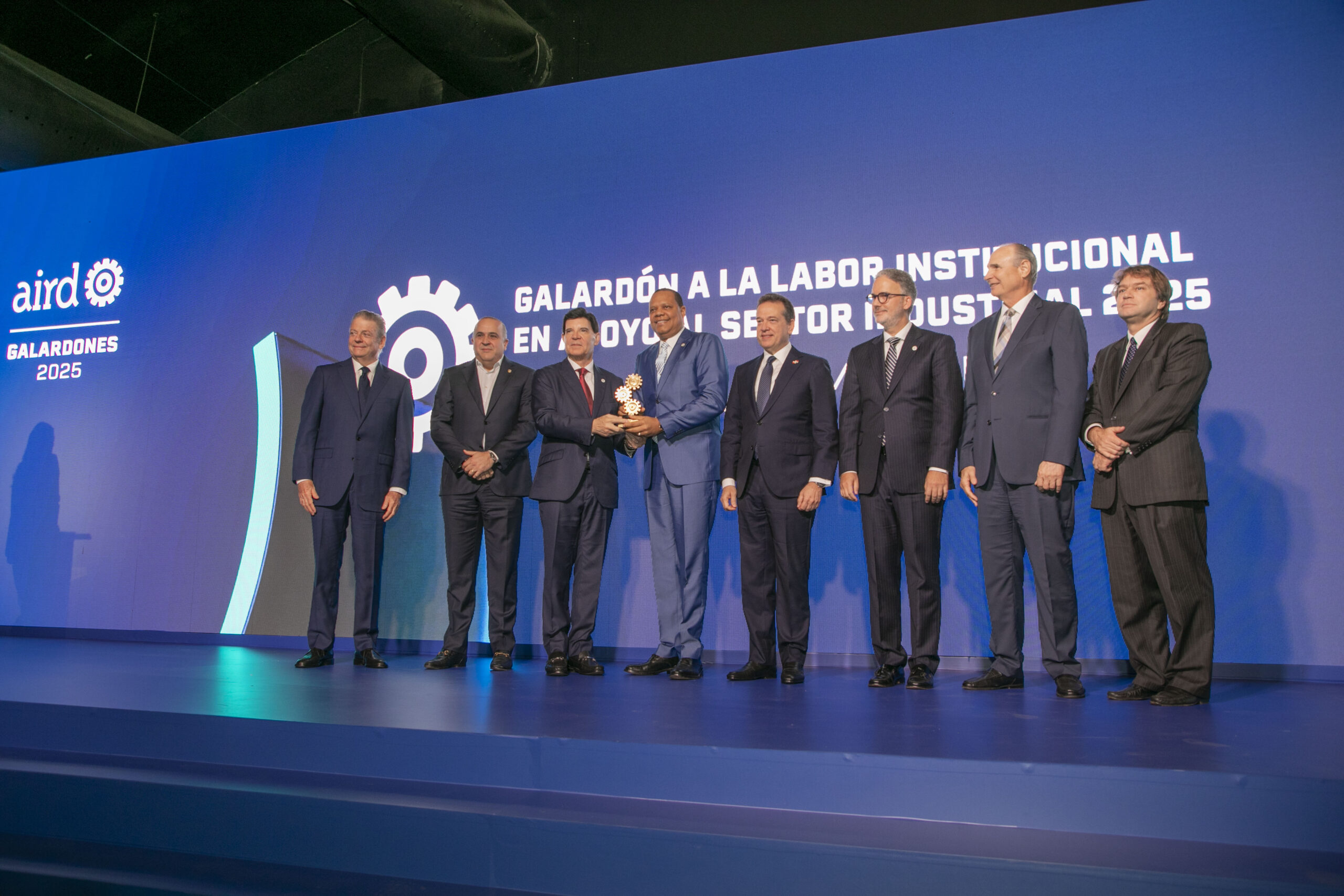 Foto Momento En El Que El Director Ejecutivo De Pro Consumidor Eddy Alcantara Recibe Galardon Scaled