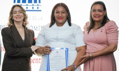 Gloria Reyes Directora Desarrollo Social Superaate Y Gobernadora De Azua Entregan Certificado De Habilitacion A Cuidadora De Azua